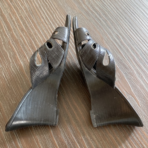 2/$20. Liz Claiborne flex ladies wedge heel shoes in size 6 1/2. Black leather. - Picture 5 of 8